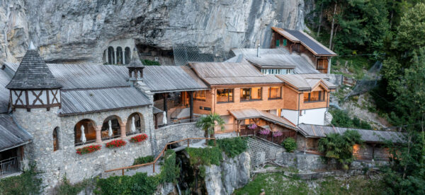 Michel Bauökonomie - Projekt Umbau und Sanierung Restaurant St. Beatus-Höhlen - Blick auf das Restaurant mit Berg im Hintergrund